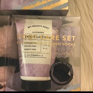 Foot care lotion w/ soft fuzzy socks.